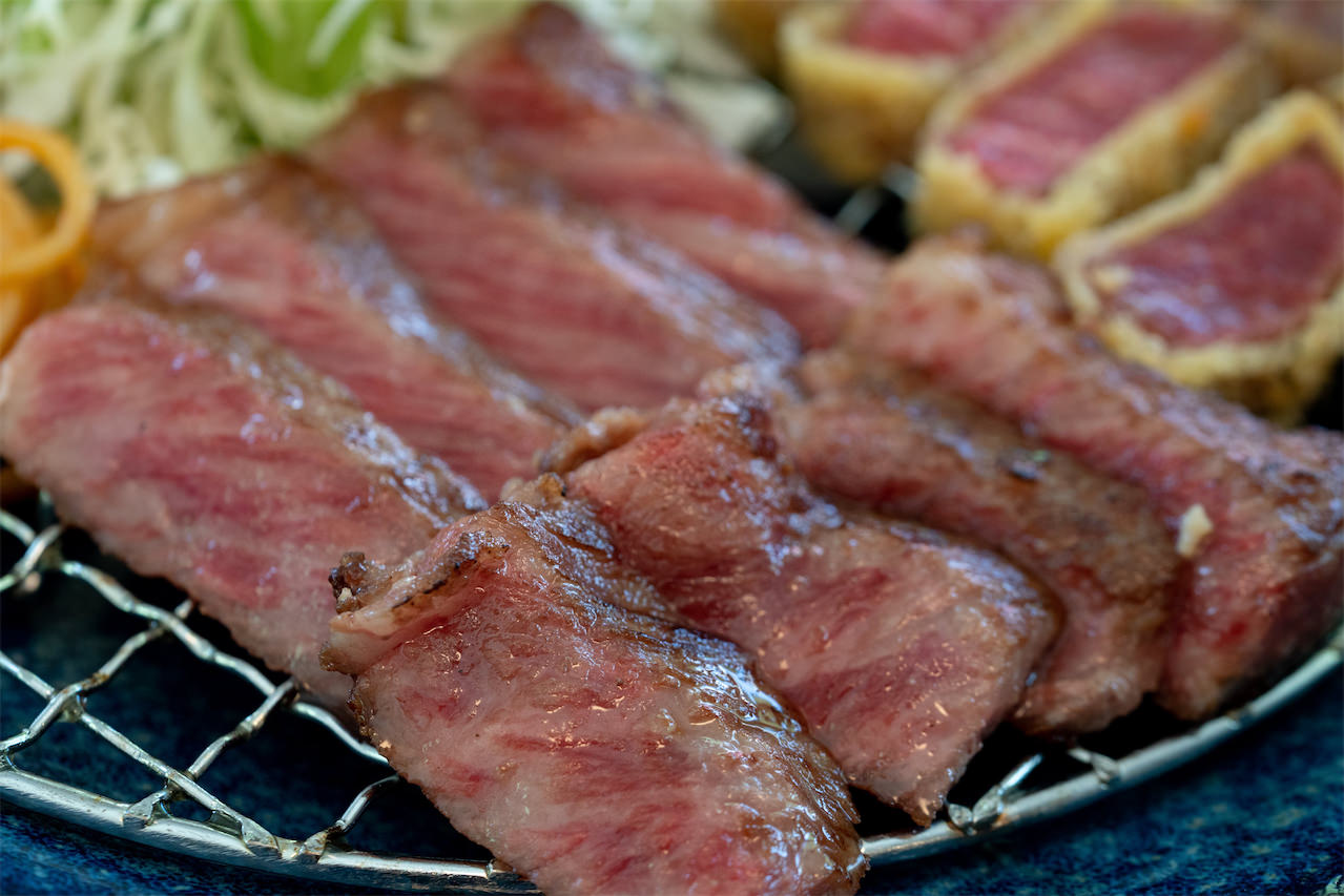 肉や食堂 photo by 安里写真事務所