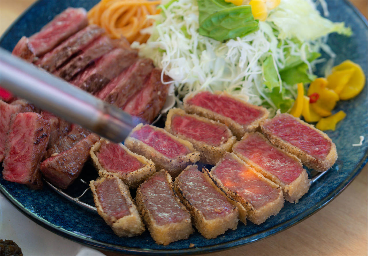 肉や食堂 photo by 安里写真事務所