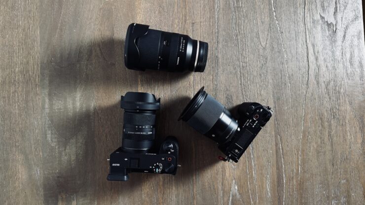 カメラとレンズのセットを展示した写真。