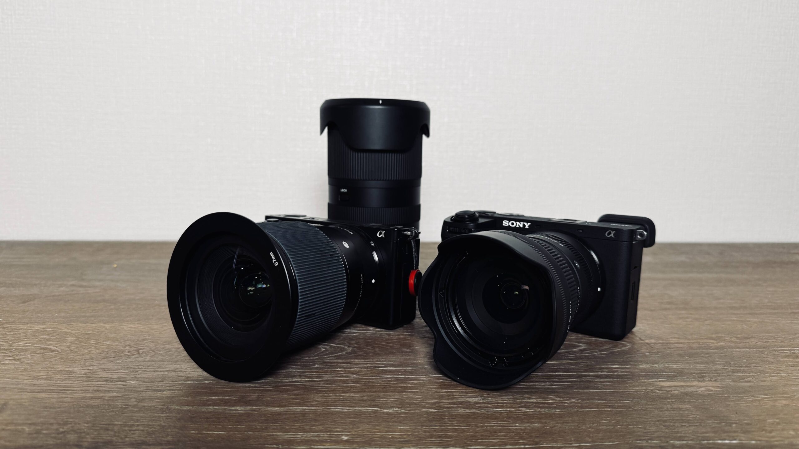 Sony ZV-E10 と α6700 を並べた比較写真