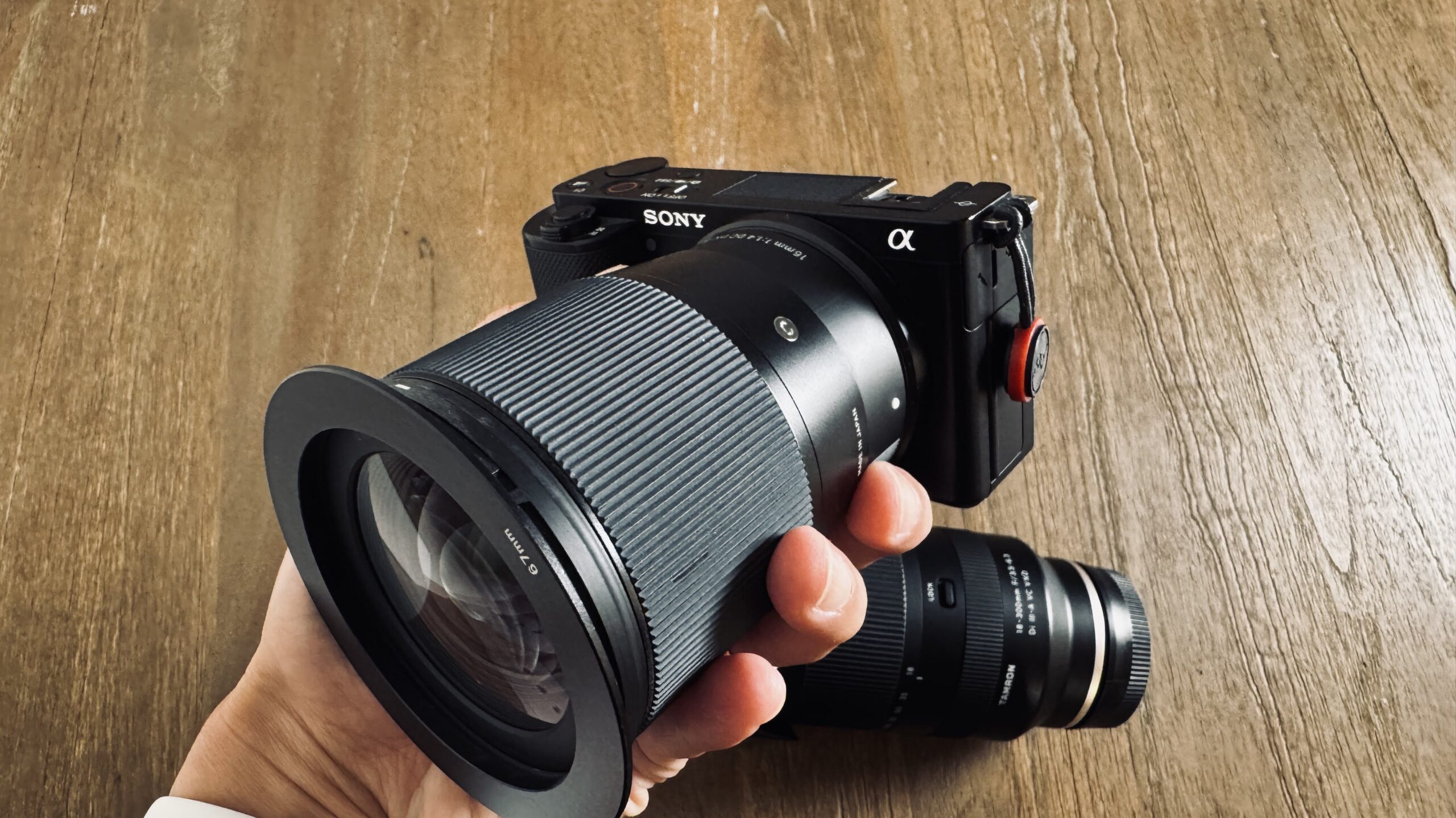 Sony ZV-E10 に Sigma 16mm F1.4 を装着した状態